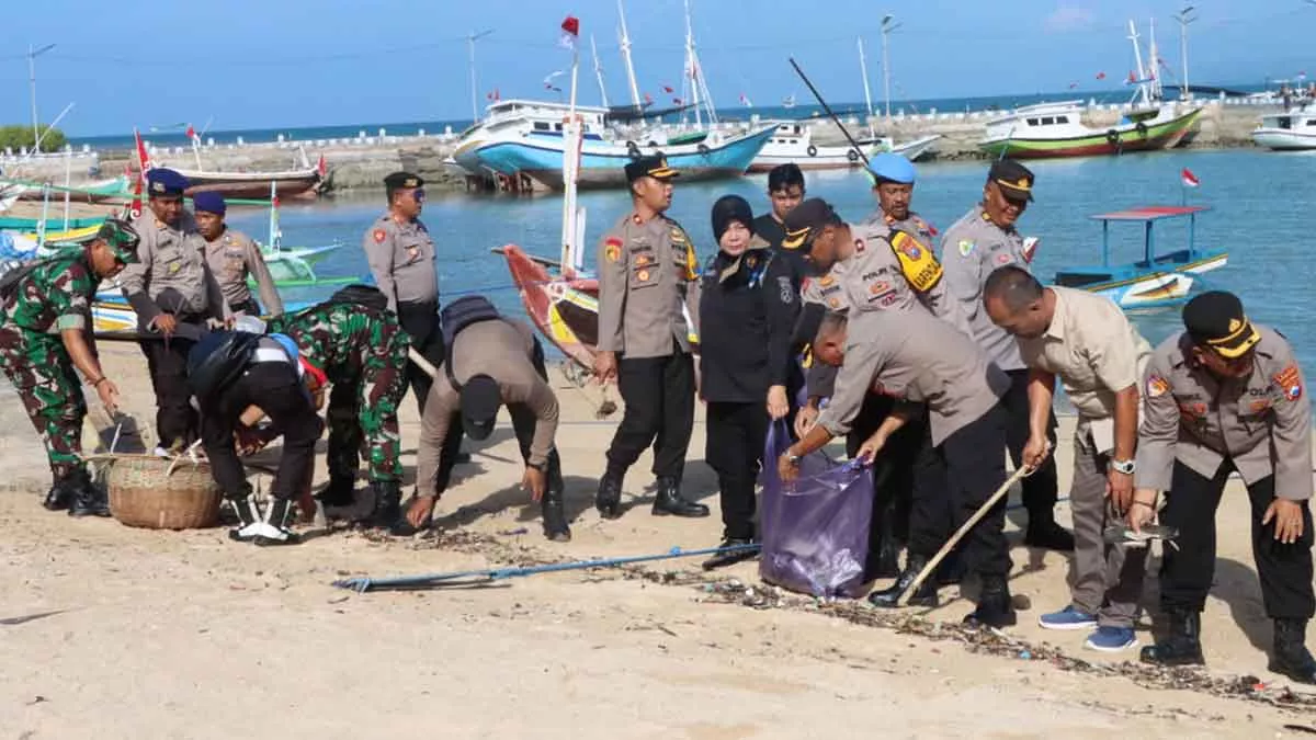 Kunker ke Pulau, Kapolres Sumenep Bersihkan Pantai-Resmikan Musala