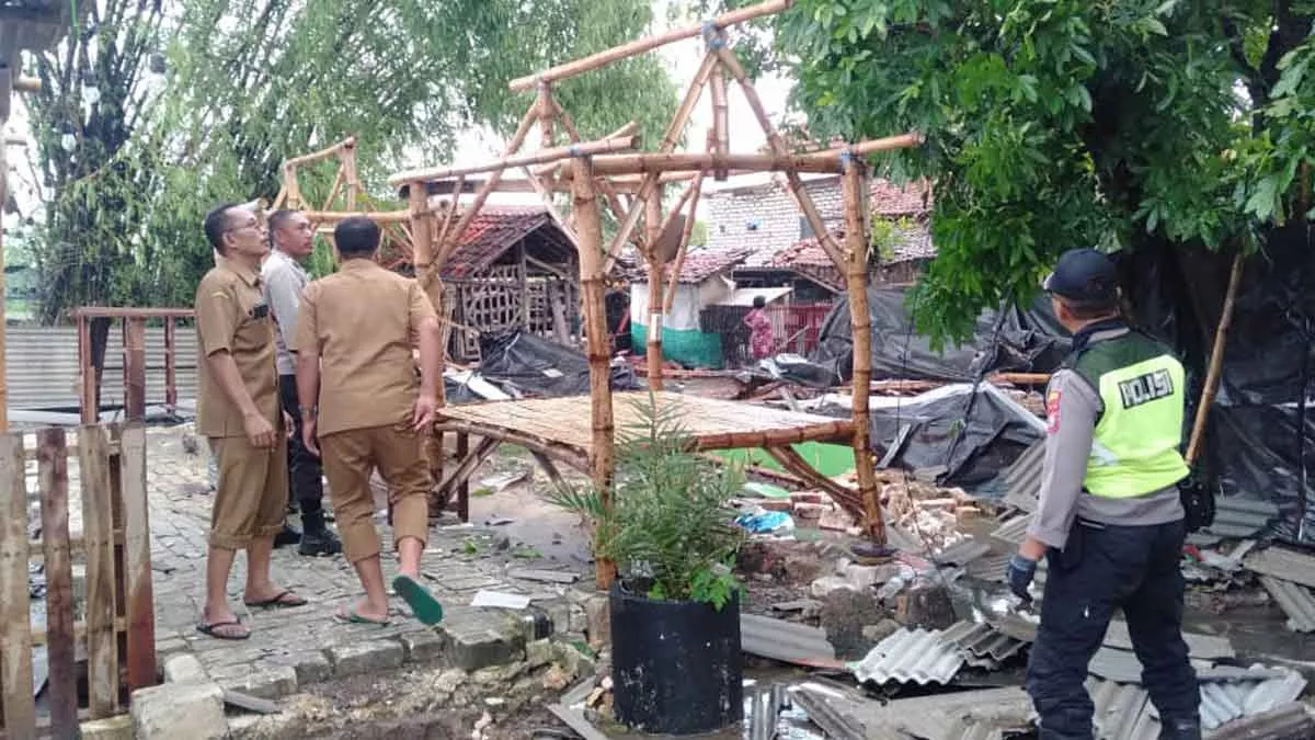 Puting Beliung di Sumenep, 54 Bangunan Rusak dan 11 Tiang Listrik Tumbang