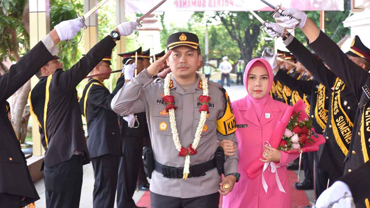 Sambut Kapolres Baru, Tradisi Pedang Pora dan Tari Muang Sangkal di Polres Sumenep