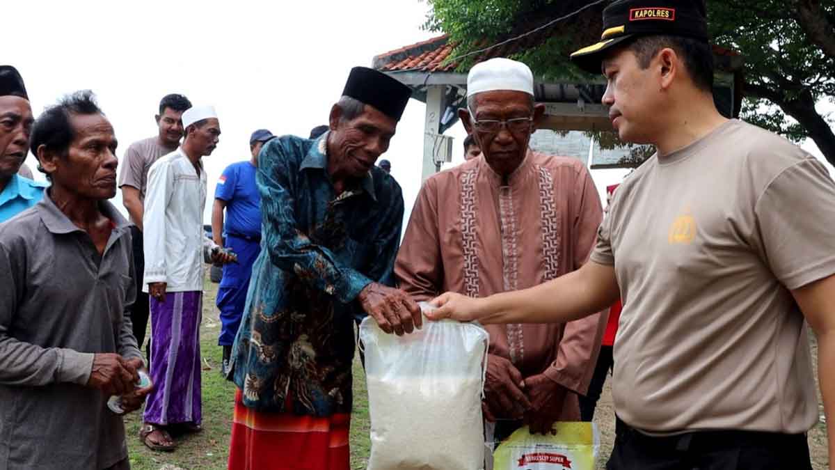 TNI-Polri Baksos di Kepulauan Poteran Sumenep
