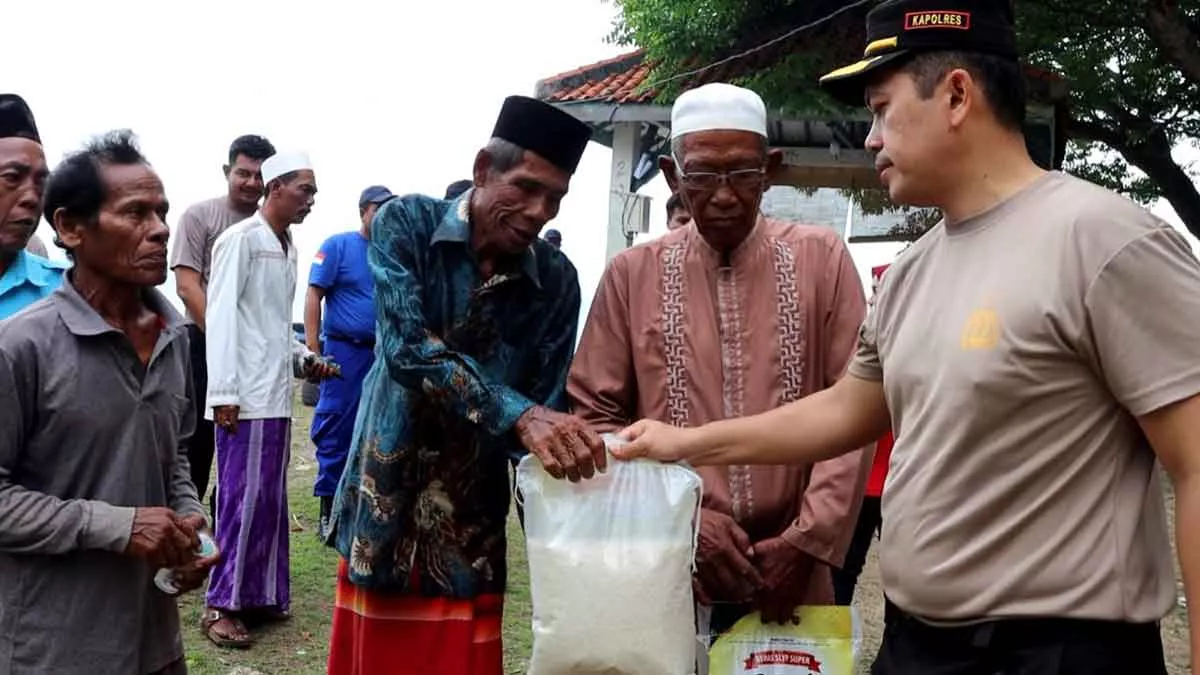 TNI-Polri Baksos di Kepulauan Poteran Sumenep