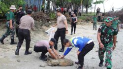 TNI-Polri Kompak Bersihkan Sampah Bibir Pantai Pelabuhan Talango dan Pantai Ponjuk