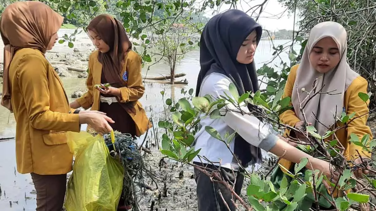 Hari Peduli Sampah, Mahasiswa dan Pokmaswas ‘Reng Paseser’ Bersih-bersih Pesisir Pantai