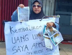 Merasa Tertipu, Warga Surabaya Demo Travel Umrah Annuqa di Sumenep