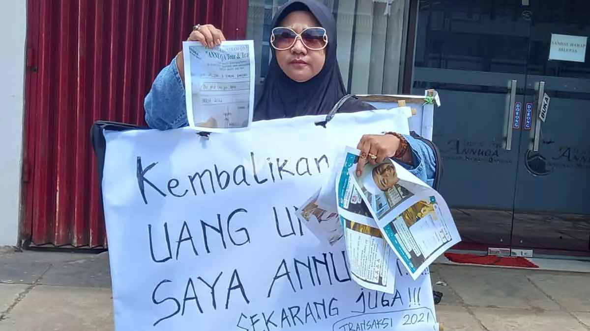 Merasa Tertipu, Warga Surabaya Demo Travel Umrah Annuqa di Sumenep