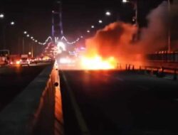 Mobil Terbakar di Jembatan Suramadu Arah Surabaya