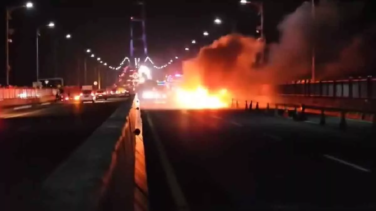 Mobil Terbakar di Jembatan Suramadu Arah Surabaya