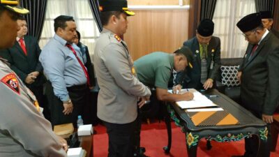 Kapolres Sumenep AKBP Henri Noveri Santoso dan Dandim 0827 Sumenep Letkol Czi Donny Pramudya Mahardi menandatangani naskah perjanjian hibah daerah (NPHD) dengan Pemerintah Daerah Kabupaten Sumenep, Kamis (29/2/2024).