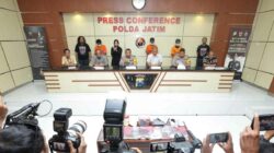 konferensi pers di Gedung Bidhumas Polda Jawa Timur, Jumat (23/2/2024).