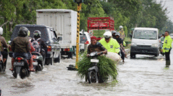 Banjir Genangi Jalan Raya Sumenep-Pamekasan, Pemotor Sumringah Dibantu Polisi