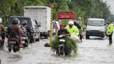 Banjir Genangi Jalan Raya Sumenep-Pamekasan, Pemotor Sumringah Dibantu Polisi