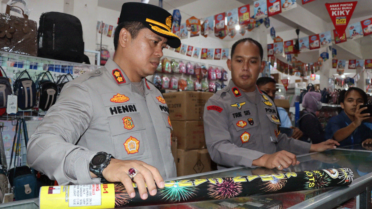 Kapolres Sumenep Sidak Penjual Kembang Api, Ukuran Lebih 2 Inci Akan Disita