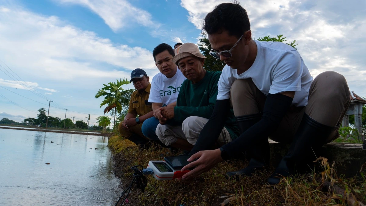 Eratani Perkenalkan Inovasi Sistem Pemupukan Pintar kepada Petani di Jawa Barat