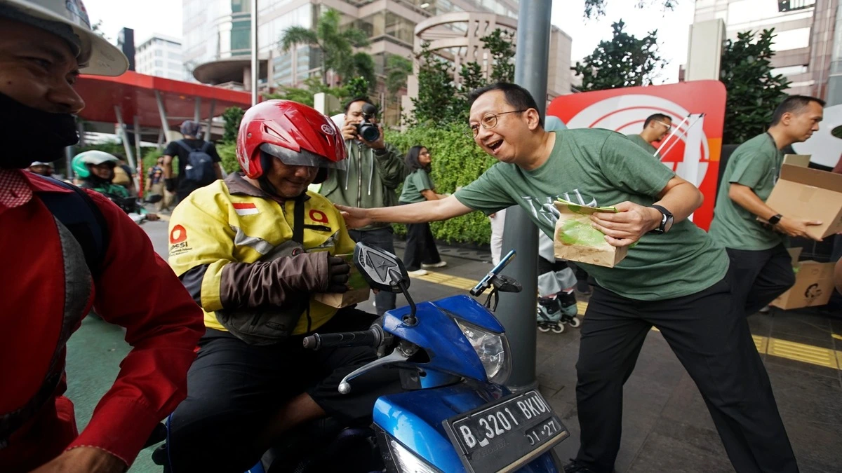 Ramadan Berkelanjutan: APP Group dan Tzu Chi Bagikan Takjil Ramah Lingkungan di Thamrin