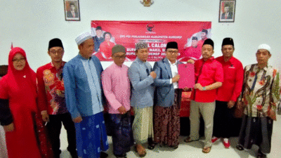 4 dari kanan, KH Qusyairi Zaini menyerahkan berkas pendaftaran diterima Ketua Desk Pilkada PDI Perjuangan Sumenep, H. Zainal Abidin
