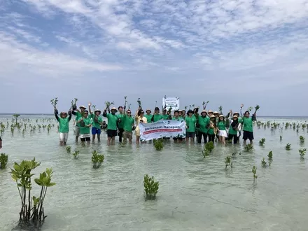 Hikvision Rayakan Hari Lingkungan Hidup dengan Menanam Mangrove di Pulau Pari
