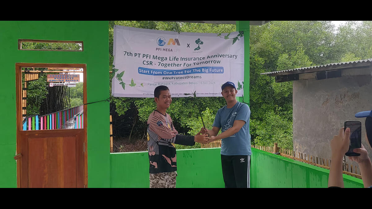 PFI Mega Life dan LindungiHutan Tanam Mangrove di Bekasi