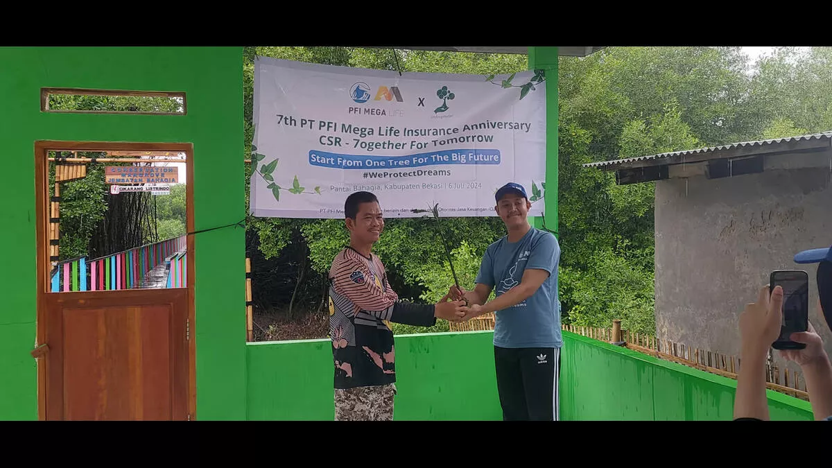 PFI Mega Life dan LindungiHutan Tanam Mangrove di Bekasi