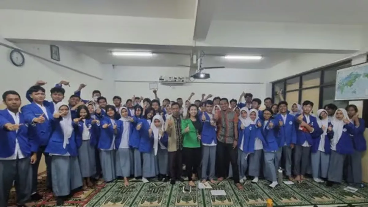 Coach Priska Sahanaya Berikan Tips Public Speaking di SMK 1 Barunawati