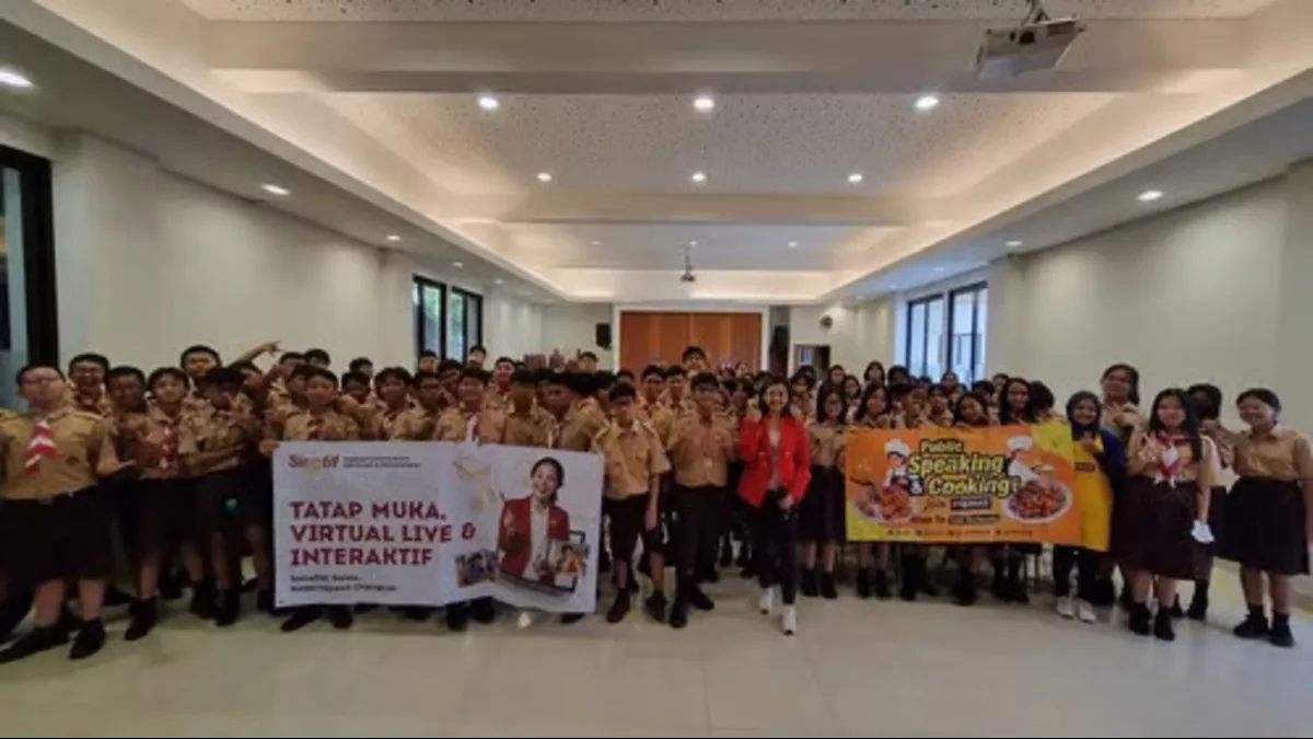 Priska Sahanaya dan PRONAS Mengajarkan Public Speaking di SMP Santo Andreas