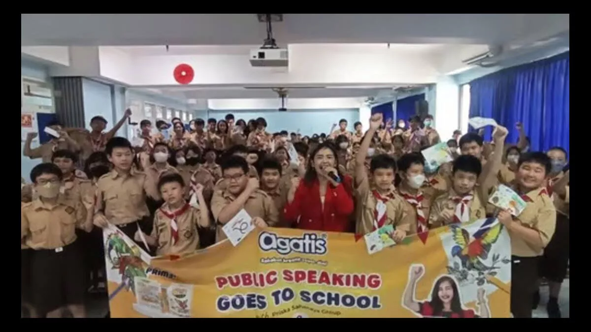 Priska Sahanaya dan AGATIS Berikan Training Public Speaking di SD Santo Yakobus