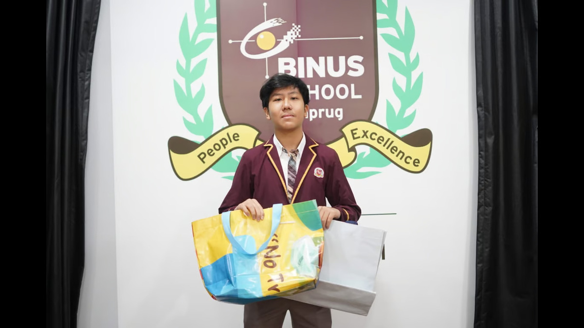 Proyek Daur Ulang Spanduk Siswa BINUS untuk Anak di Sumba