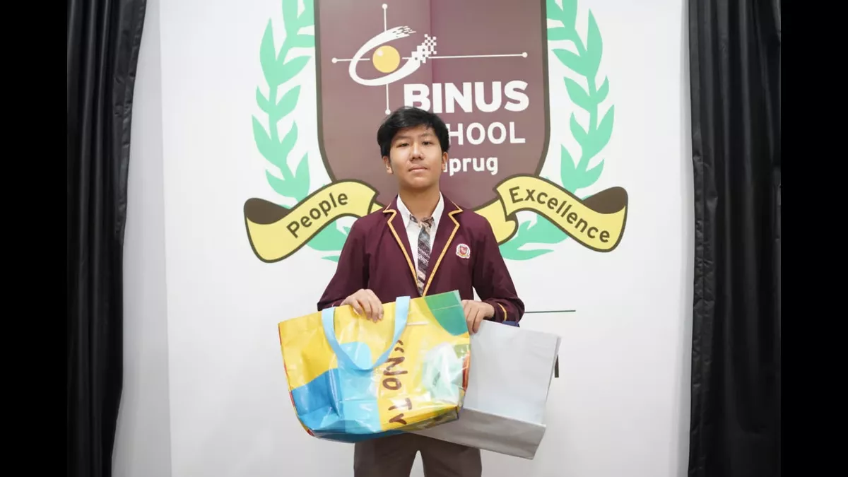 Proyek Daur Ulang Spanduk Siswa BINUS untuk Anak di Sumba