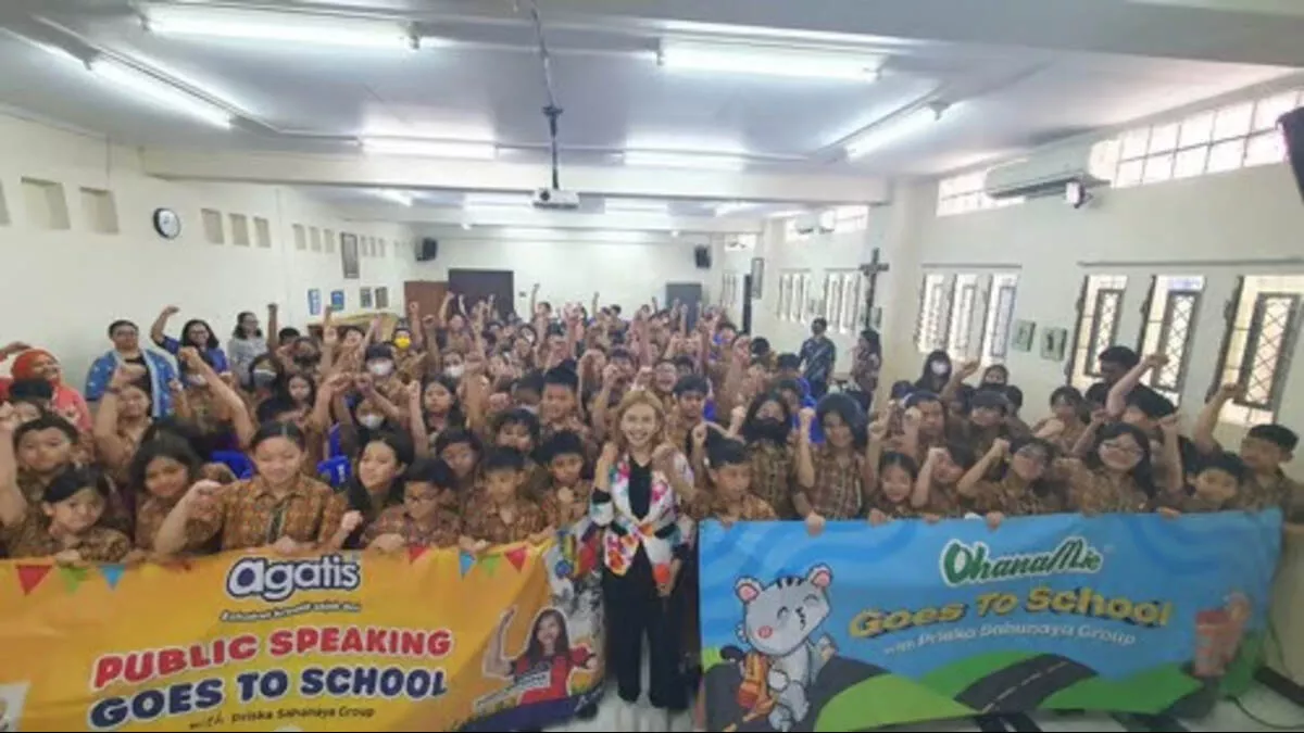 Coach Priska Latih Public Speaking di SD Regina Pacis