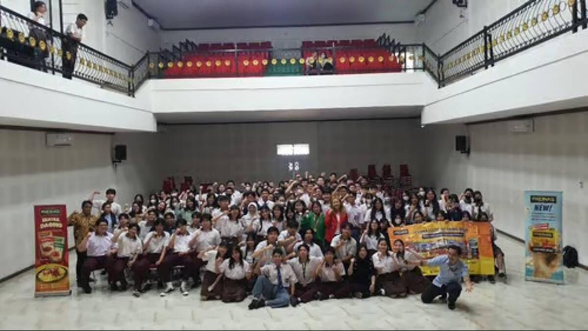 Seminar Public Speaking oleh Priska Sahanaya di SMA PELITA IV