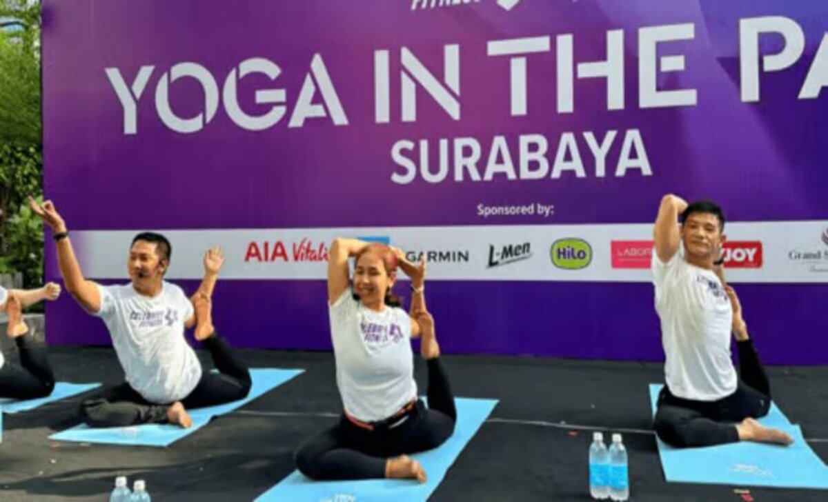 Celebrity Fitness Gelar Yoga Outdoor untuk World Wellness Weekend 2024