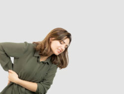 Sakit Pinggang Sebelah Kiri pada Wanita: Penyebab dan Gejala