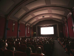 Tips Outfit Stylish dan Nyaman untuk Movie Date