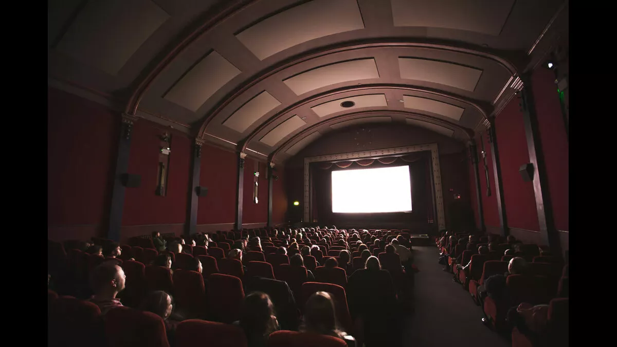 Tips Outfit Stylish dan Nyaman untuk Movie Date