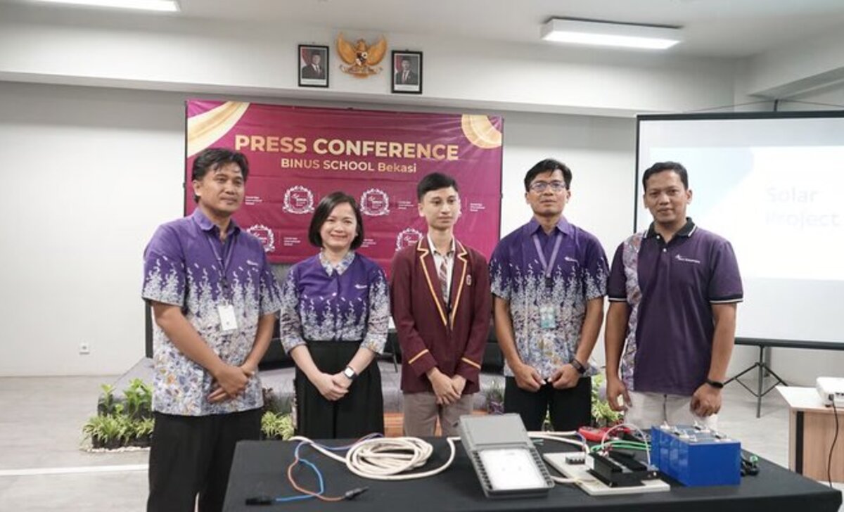 Siswa BINUS SCHOOL Bekasi Pasang Lampu Tenaga Surya untuk Kurangi Emisi