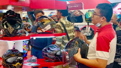 DEALDULU Bagikan Helm dan Labubu Gratis di IMOS 2024