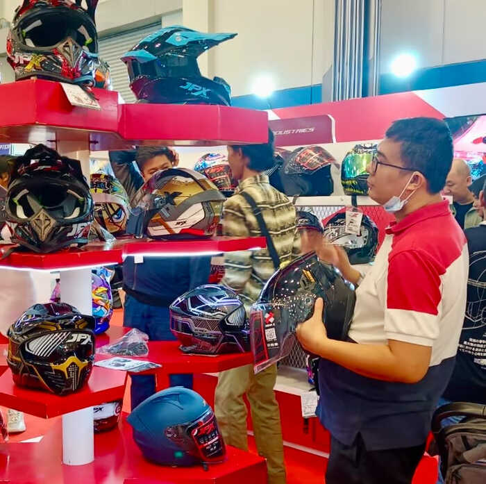 DEALDULU Bagikan Helm dan Labubu Gratis di IMOS 2024