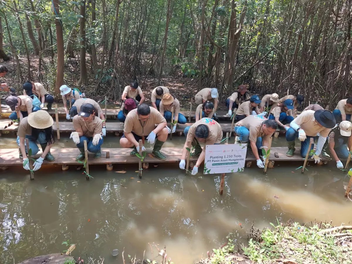 LindungiHutan Berkolaborasi dengan PT Panin Asset Management Tanam Mangrove