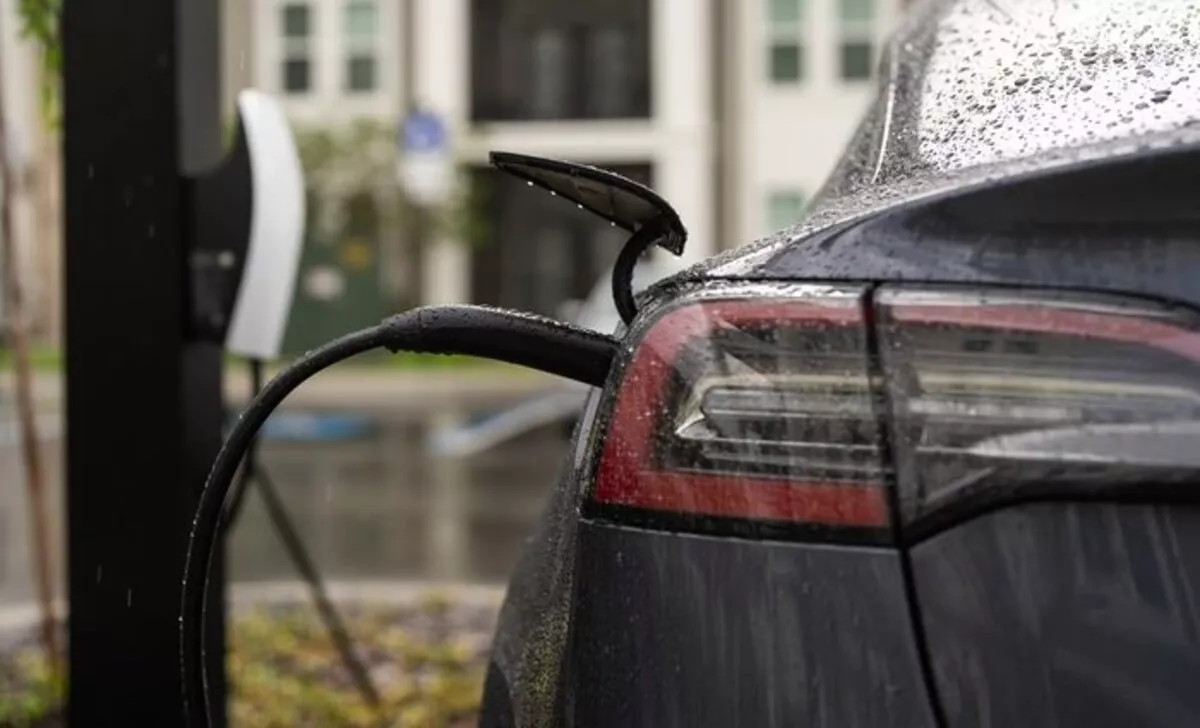 Solusi Aman Pengisian Daya Mobil di Musim Hujan