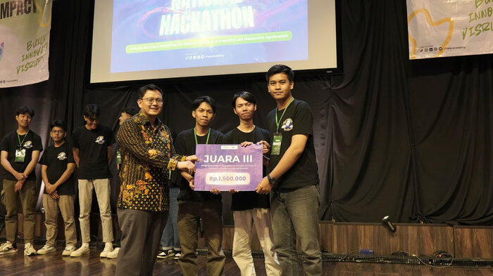 Trio Go Through Raih Juara Hackathon Maxy Academy