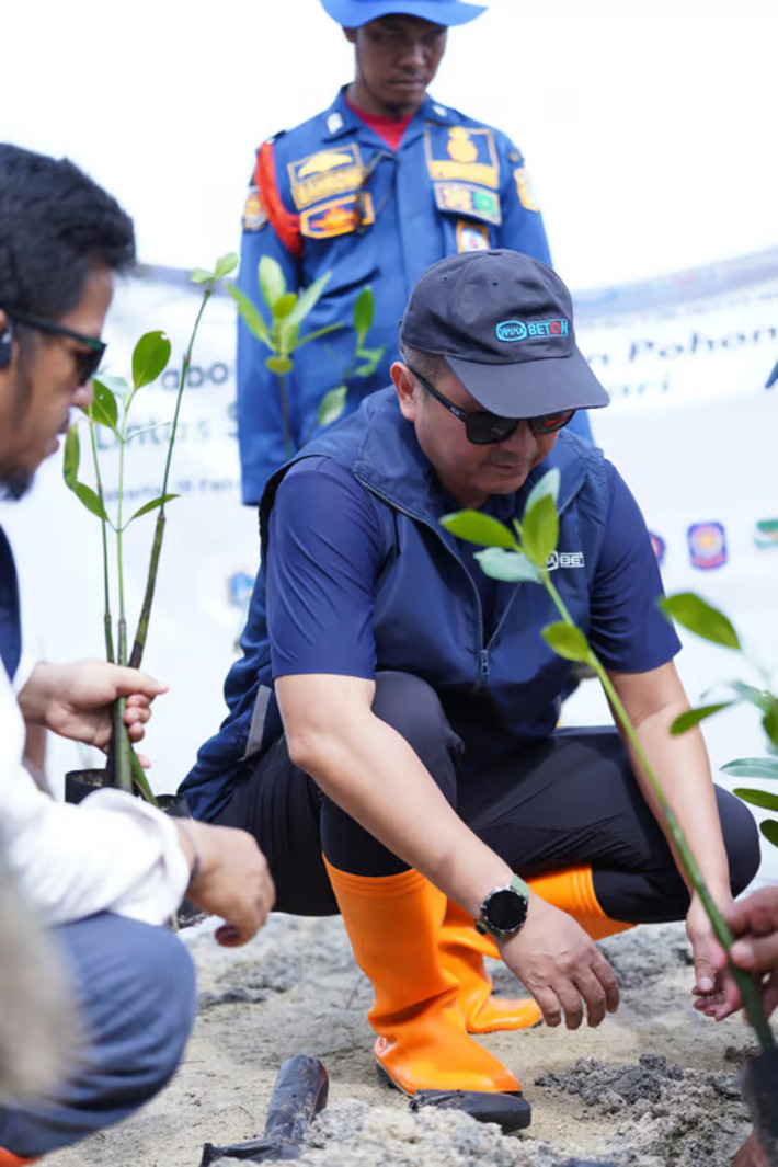 WIKA Beton Dukung Dekarbonisasi dengan Penanaman Mangrove di HSN 2025