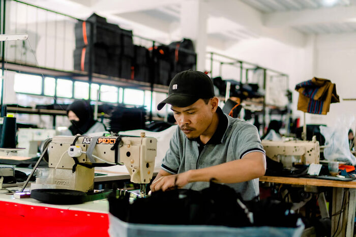 Katun vs. Polyester: Pilih Mana untuk Seragam?