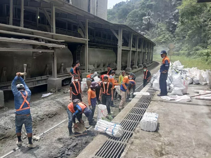 KAI Divre II Sumbar Bersihkan Jalur Bongkar Klinker