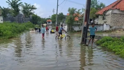 Banjir Rob Genangi 75 Rumah di Sampang