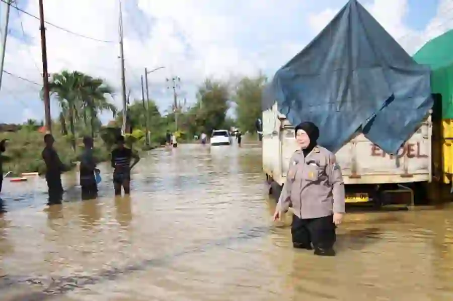 Hujan Deras, Jalan Sumenep-Pamekasan Banjir Setinggi Lutut Orang Dewasa
