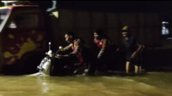 Aksi Heroik Polisi Sumenep Evakuasi Korban Banjir dan Alihkan Arus Lalu Lintas