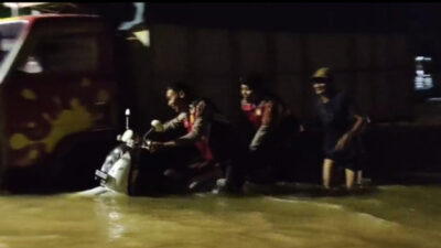 Aksi Heroik Polisi Sumenep Evakuasi Korban Banjir dan Alihkan Arus Lalu Lintas