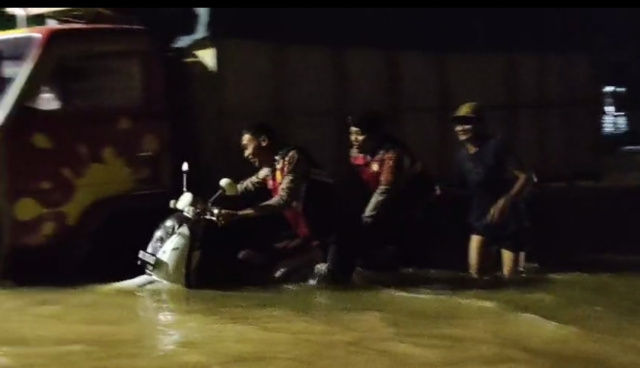 Aksi Heroik Polisi Sumenep Evakuasi Korban Banjir dan Alihkan Arus Lalu Lintas