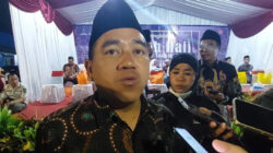 Kepala Kemenag Sumenep, Abd. Wasid, saat memberikan keterangan pers kepada awak media sesaat sebelum pelepasan JCH di GOR. A Yani Sumenep,