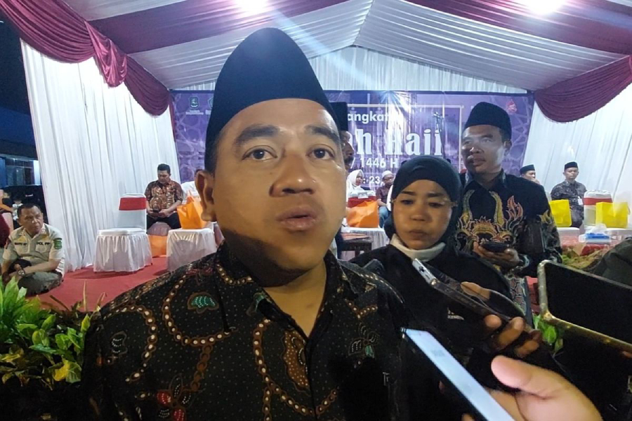 Kepala Kemenag Sumenep, Abd. Wasid, saat memberikan keterangan pers kepada awak media sesaat sebelum pelepasan JCH di GOR. A Yani Sumenep,