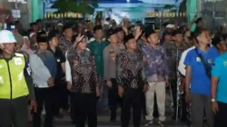 Bupati dan Wakil Bupati Pamekasan saat melepas keberangkatan jemaah haji